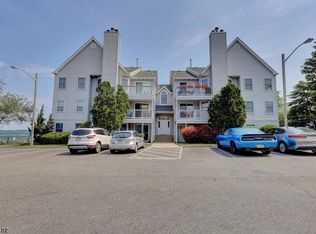 19 Amethyst Ln, Paterson, NJ 07501
