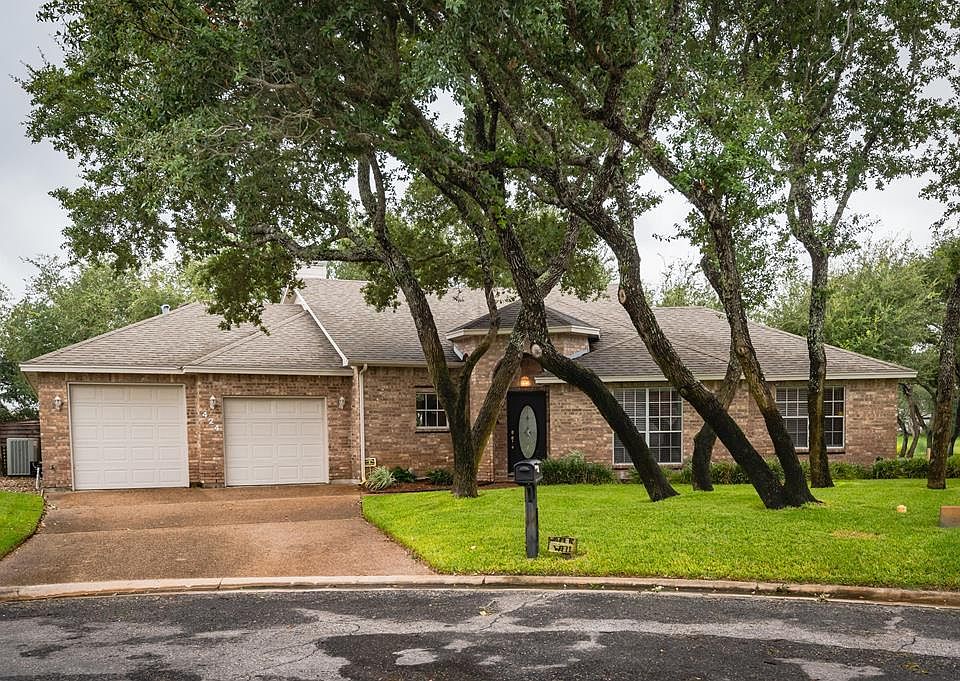 1st image of 424 Fairway Oaks