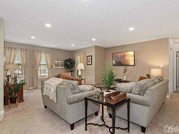 4th image of 178 Wycoff Way W