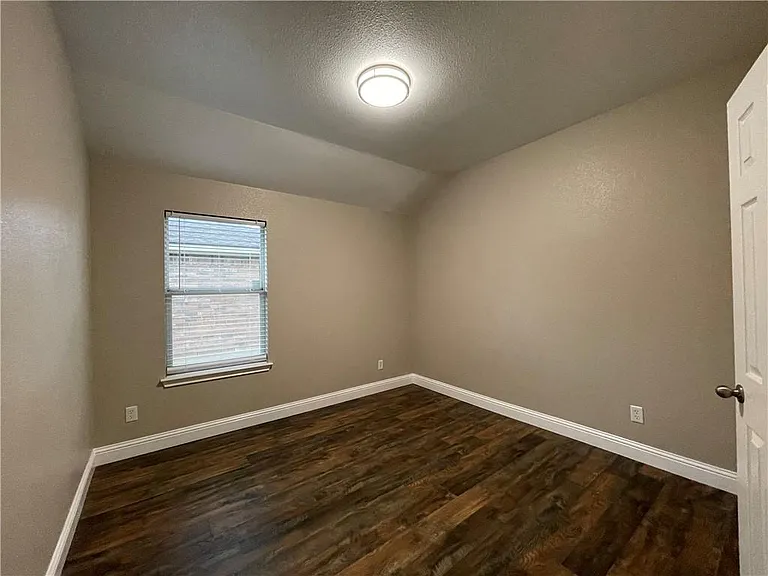 18512 Sandy Bottom Dr — Photo 11