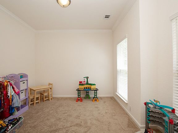 5th image of 305 Foster Dr