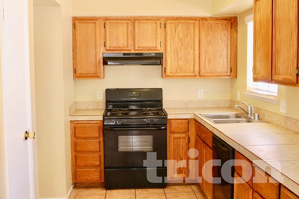 2nd image of 924 Wilson Cliffs Rd