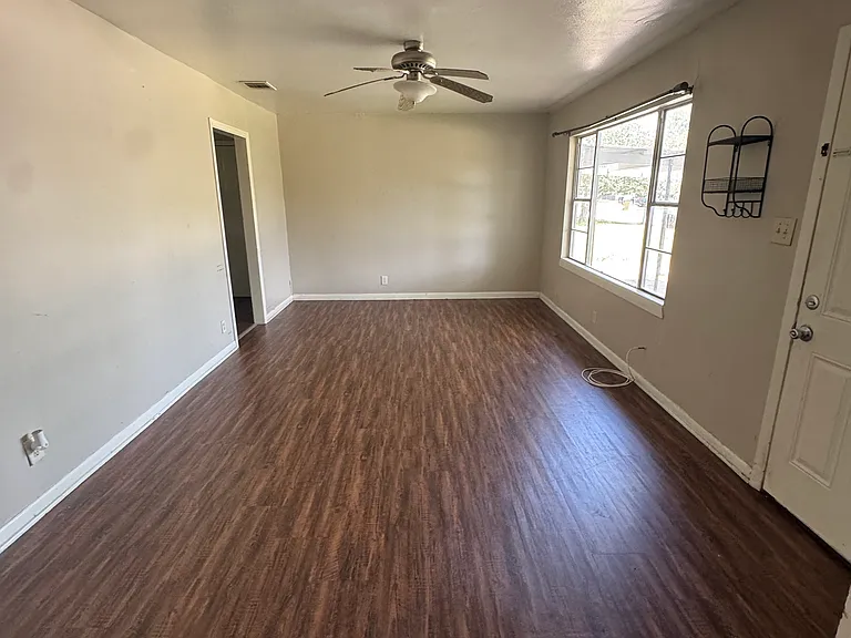 304 Avenue I — Photo 2