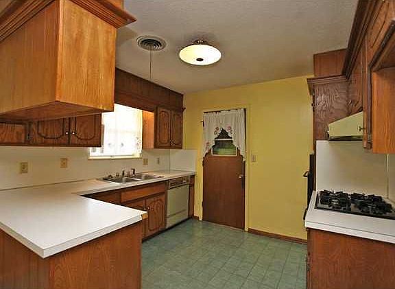 3rd image of 4911 Fox Ct