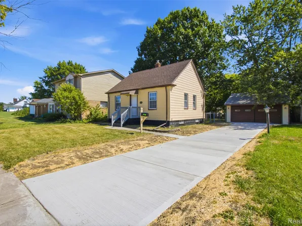 20600 Lennon St, Harper Woods, MI 48225