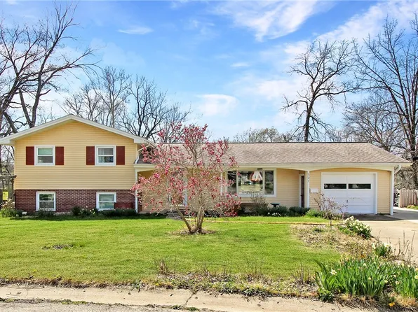 521 Hall Ct, Charleston, IL 61920