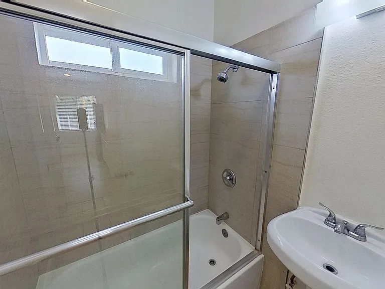 619 E Walnut St — Photo 8