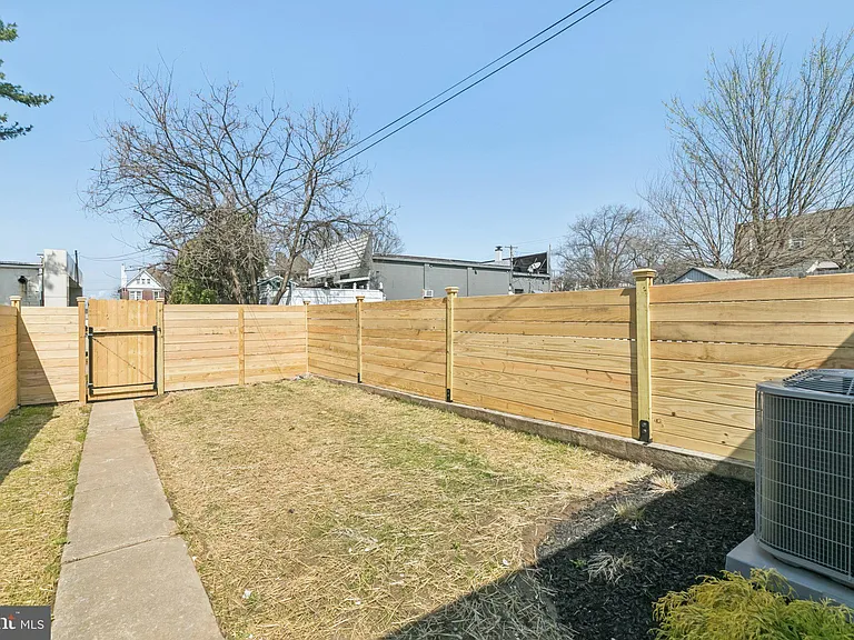 732 Harry St — Photo 36