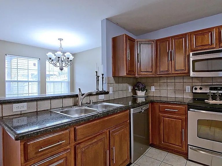 12649 Bay Ave — Photo 8