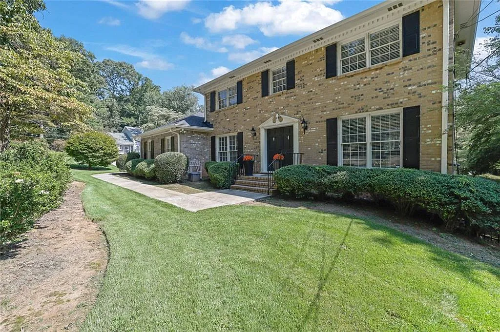 3 bed, 2.5 bath, 2365 sqft, $5,000 — Photo 2