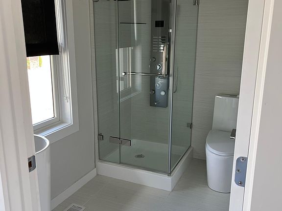5th image of 4-850 Main St #4