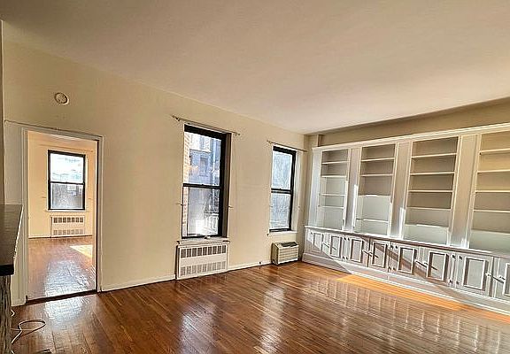3rd image of 126 W 71st St APT 4B