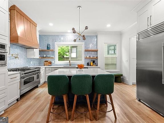 4th image of 810 Vedado Way NE
