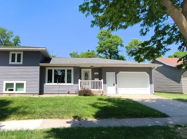 215 E 10th Ave, Webster, SD 57274