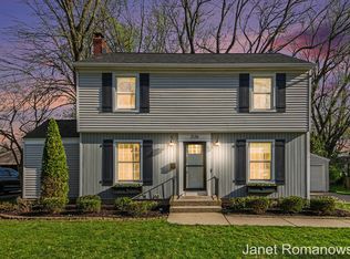 2126 Englewood Dr SE, East Grand Rapids, MI 49506