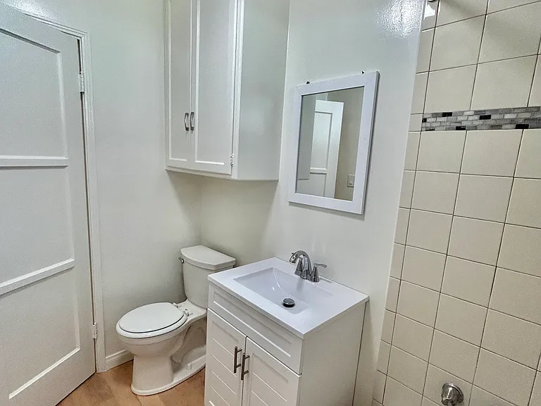 1212 W Victory Blvd — Photo 14
