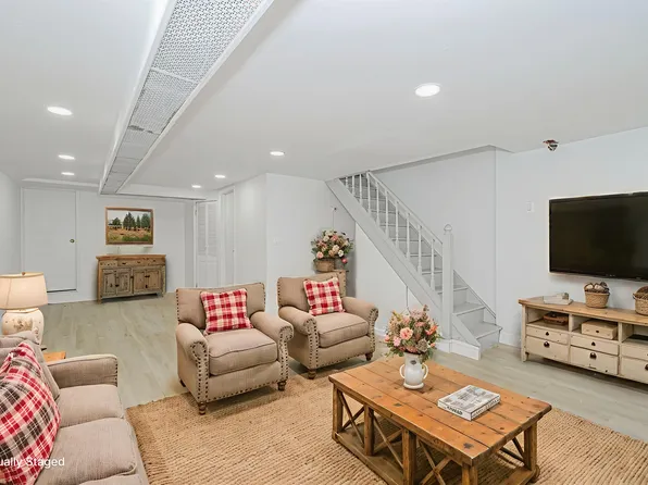 582 Bay Ridge Avenue image 36 of 41