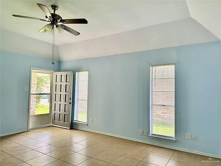 700 W Iris Ave — Photo 5
