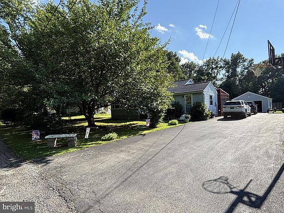 5th image of 7 Pine Tree Ln