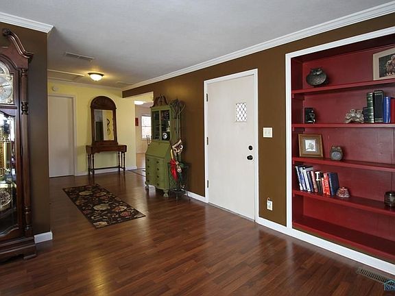 2nd image of 904 Pine St