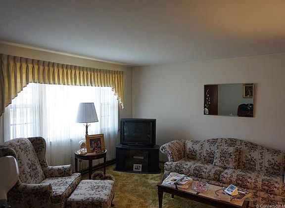 Owner says there is Hardwoo...