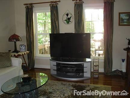 3rd image of 123 Kingsland Way