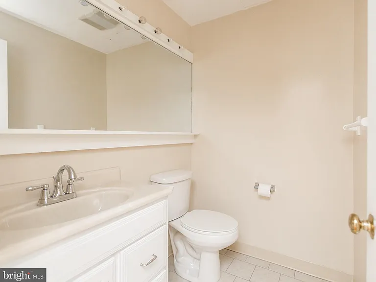 242 S 8th St #4 — Photo 28