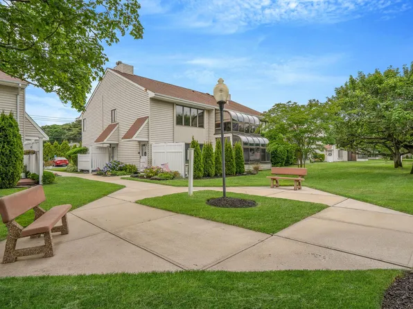 20 Laurel Ave #74, East Islip, NY 11730