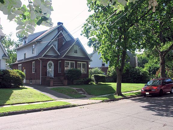 LEFT SIDE / DRIVEWAY VIEW