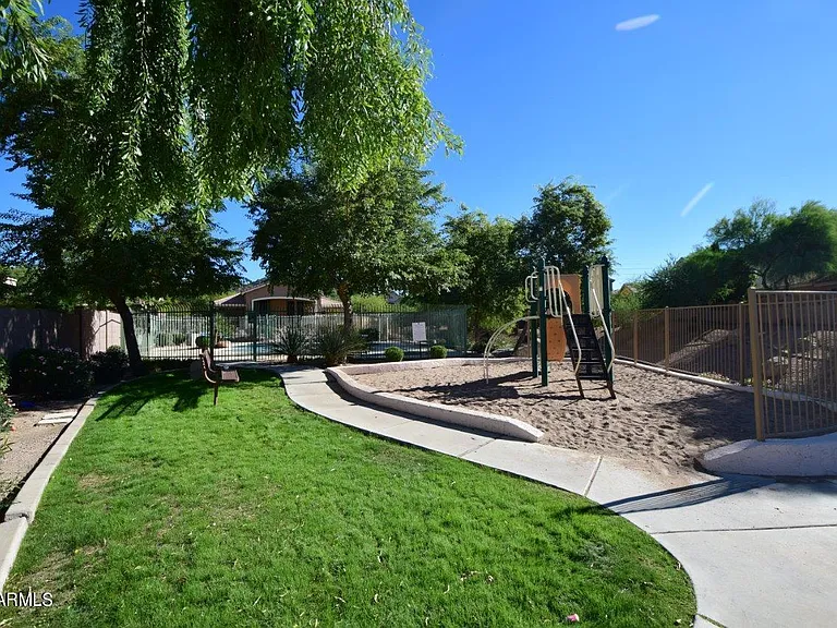 6640 E Russell St — Photo 25