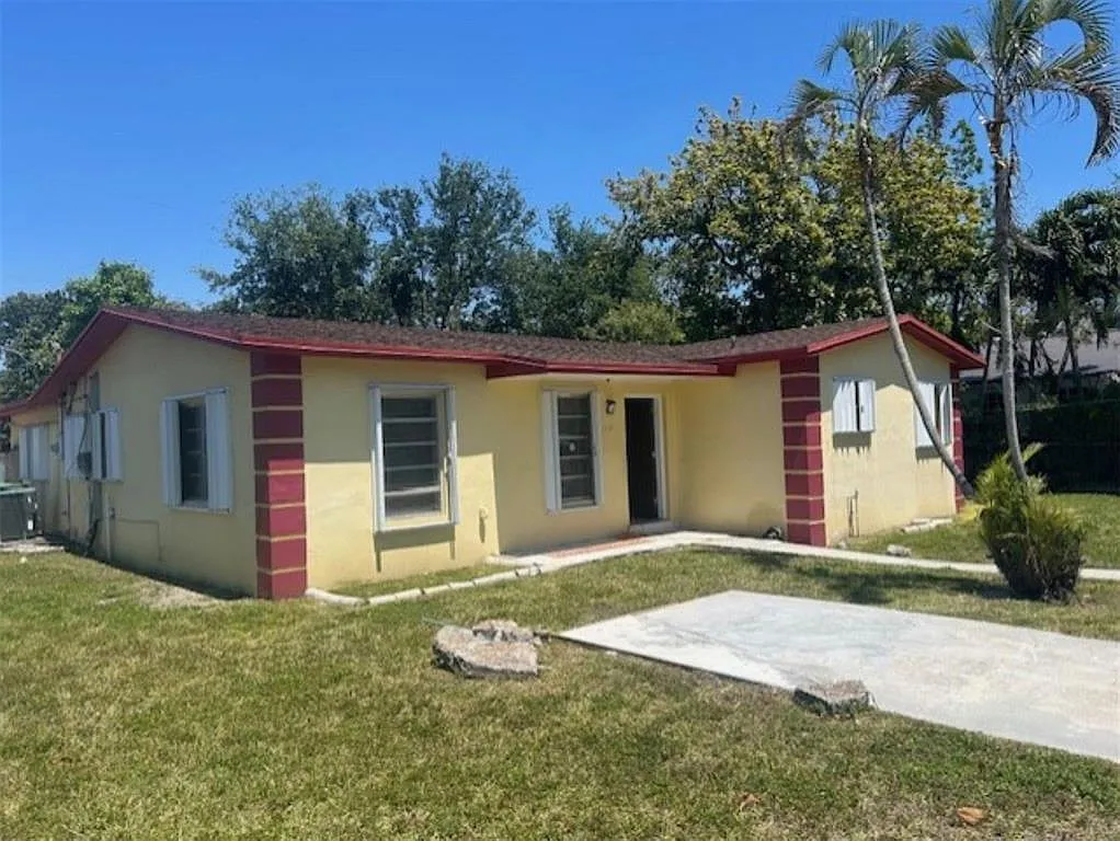 4 bed, 2.0 bath, 1976 sqft, $3,100 — Photo 1