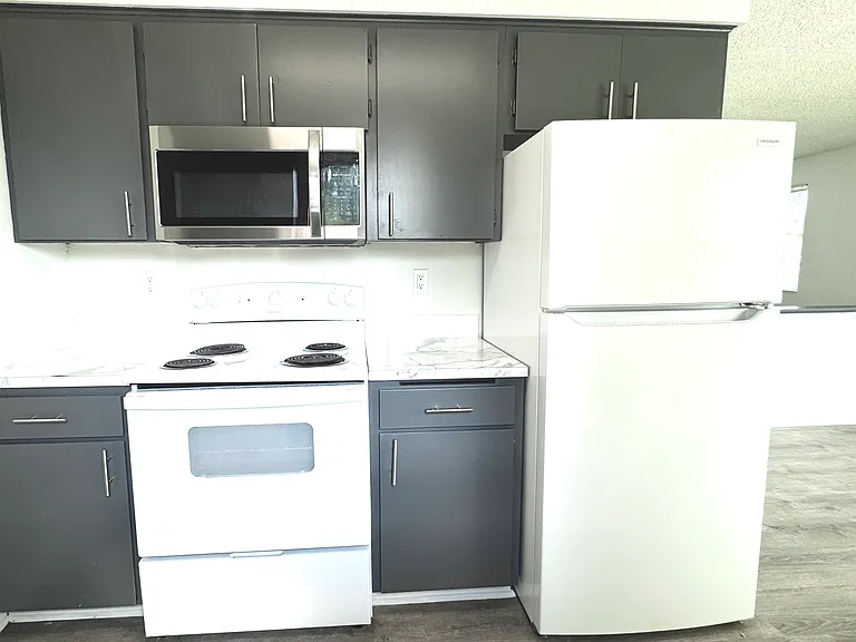 2405 Howard Ave #4 — Photo 6