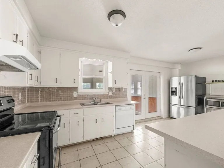 Bancroft Dr — Photo 4