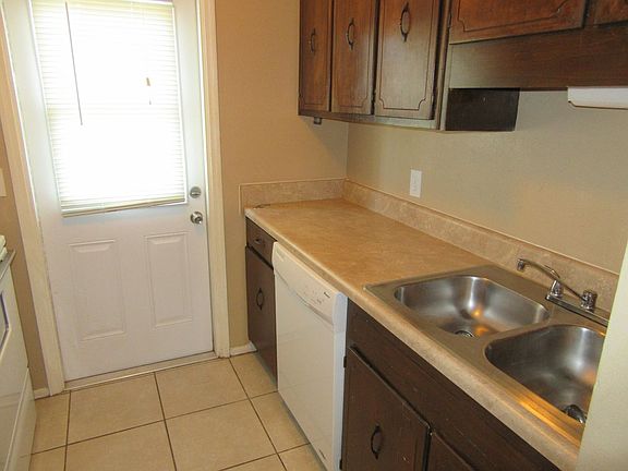 5th image of 1104 W 19th Ct #D