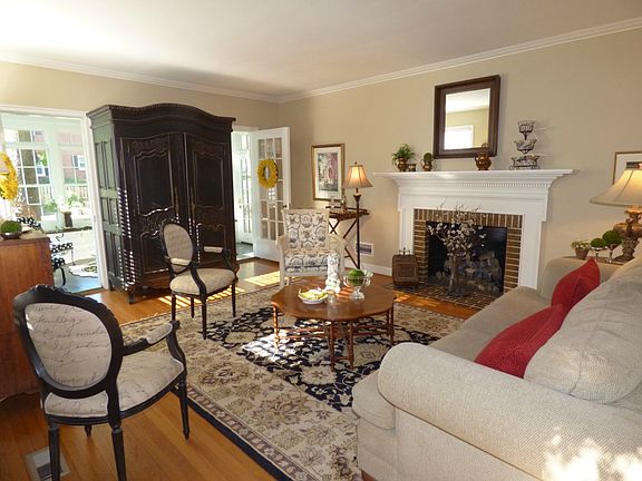 3rd image of 208 Waverly Way