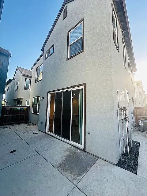 4 bed, 1471 sqft, $2,990 — Photo 3