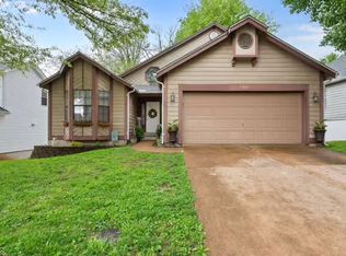 510 Oaktree Crossing Ct, Ballwin, MO 63021