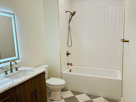5th image of 711 Broadway St #202
