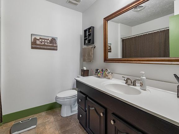 5th image of 60 Thomas Ct