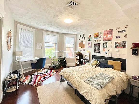 5th image of 724 Parker St #2F