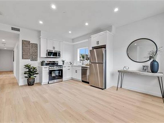 5th image of 274 N 11th Ave #1