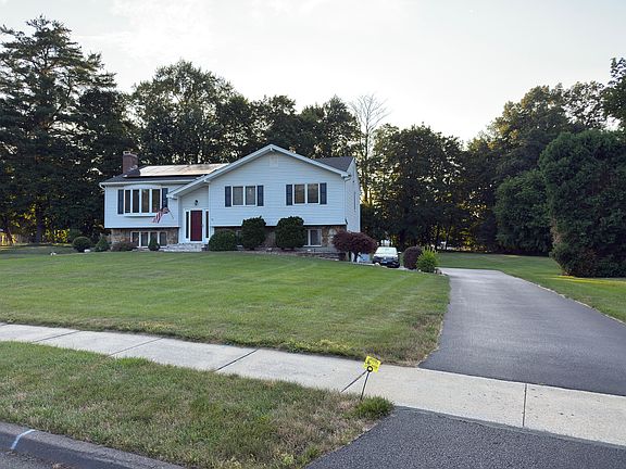 3rd image of 11 Donna Ln