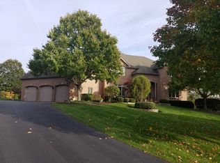 17 Lorraine Ct, Oakwood Hills, IL 60013