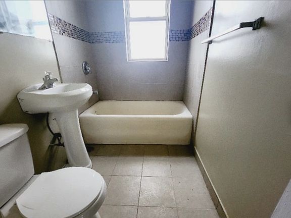 4th image of 1546 N Parkside Ave #306