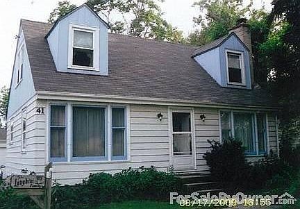 Front of house : New roof and new refurbished siding.