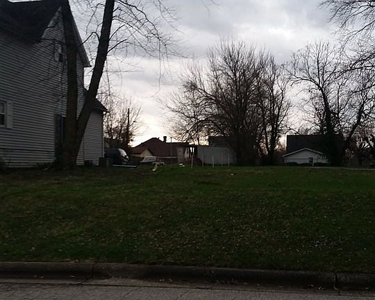 4th image of 209 E 1st St