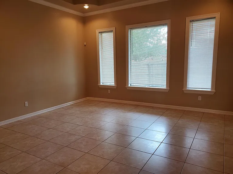2124 Treasure Oaks Dr — Photo 6