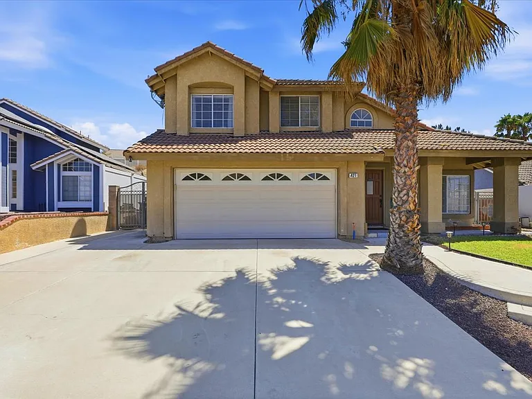 421 Yellowstone Cir — Photo 3