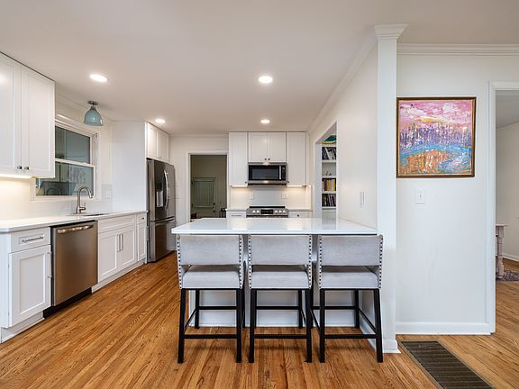 4th image of 2922 Fernbrook Ln
