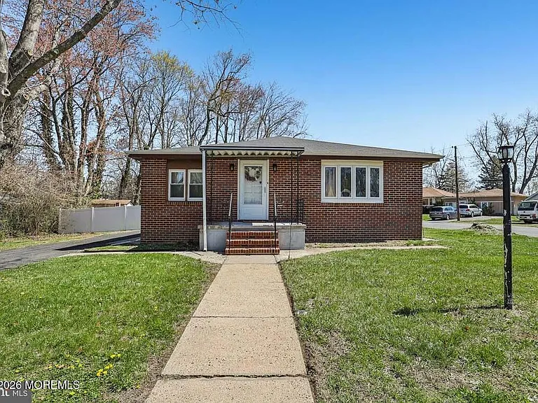 36 Browning Ave — Photo 2